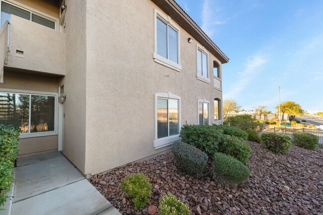 Building Photo - IMMACULATE 2 BEDROOM CONDO IN HENDERSON!
