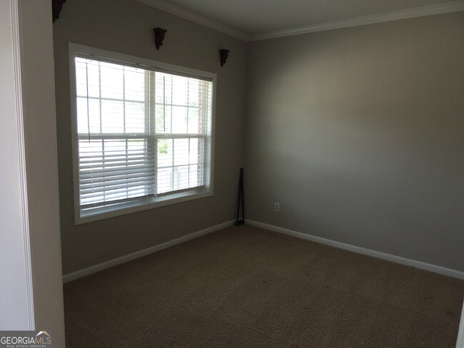 Building Photo - 450 MacLand Dr