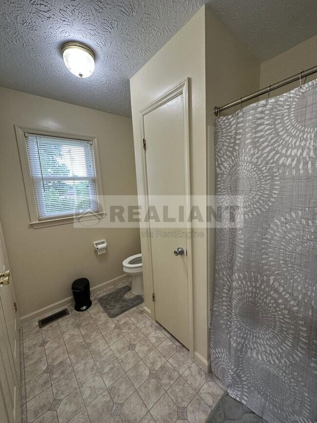 Building Photo - 530 Foxwood Dr