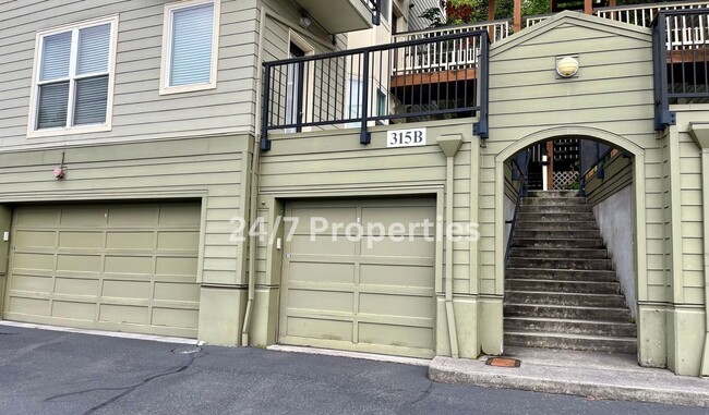 Building Photo - Hilltop 1BD I 1BA Condo + FREE month of re...