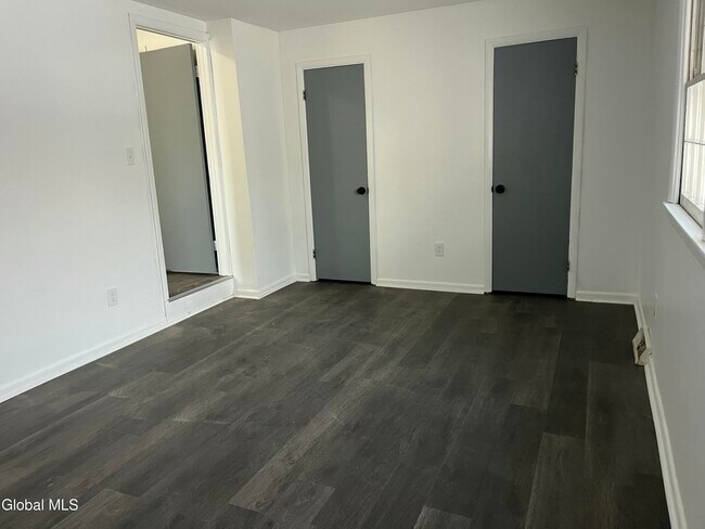 Building Photo - 5 Webster Ct