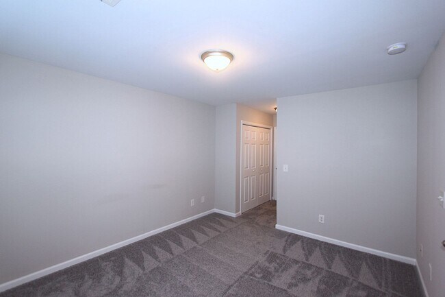 Building Photo - Great End Unit Townhome - FIRST MONTH'S RE...