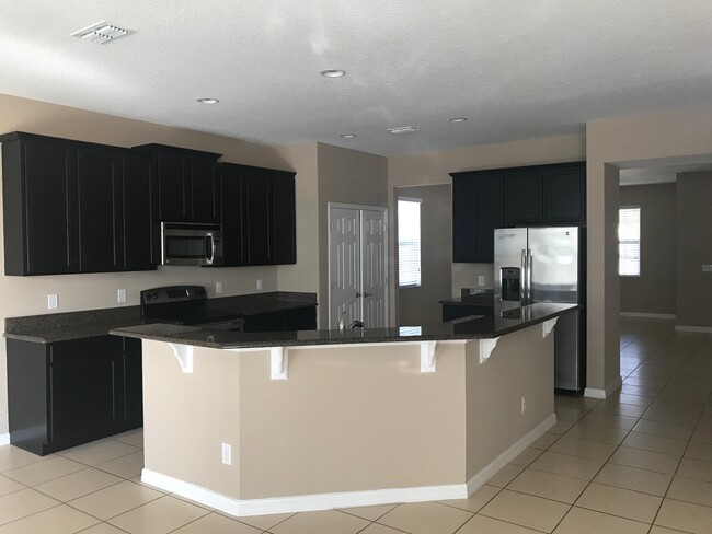 Building Photo - 4 BED HOME IN APOPKA!!! GATED COMMUNITY!!!...