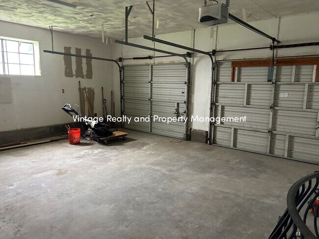 Building Photo - Available Soon!! Extra Big 5 Bedroom Country Home That You Have To See!!!