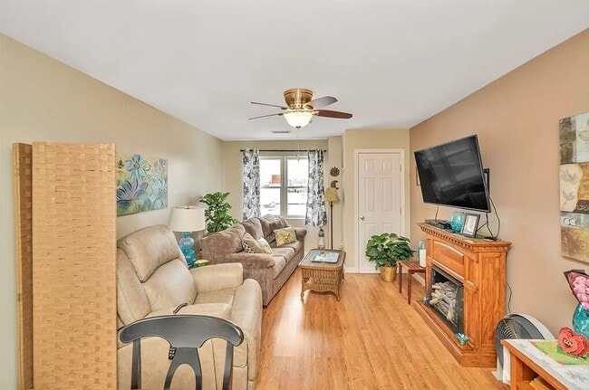 Building Photo - Sophisticated Space Designed for Comfort