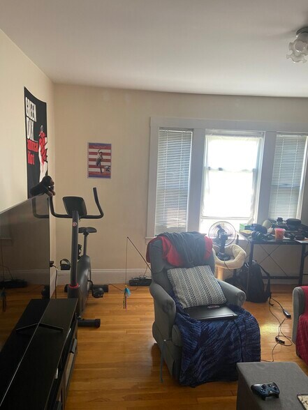 Building Photo - 20 Magoun St