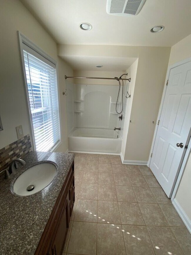 Building Photo - Three Bedroom in West Bethlehem