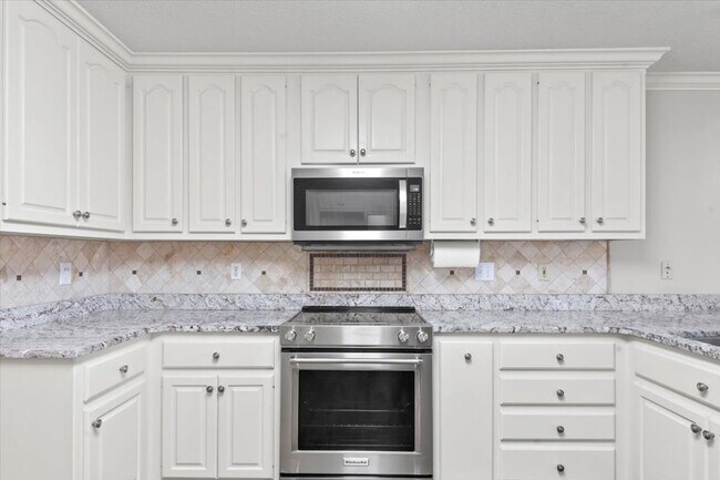 Building Photo - Stunning 3 bed 2.5 bath home in Cove Creek subdivision!