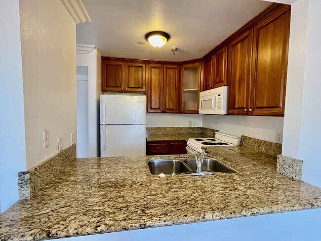 Building Photo - Enjoy the San Clemente lifestyle!