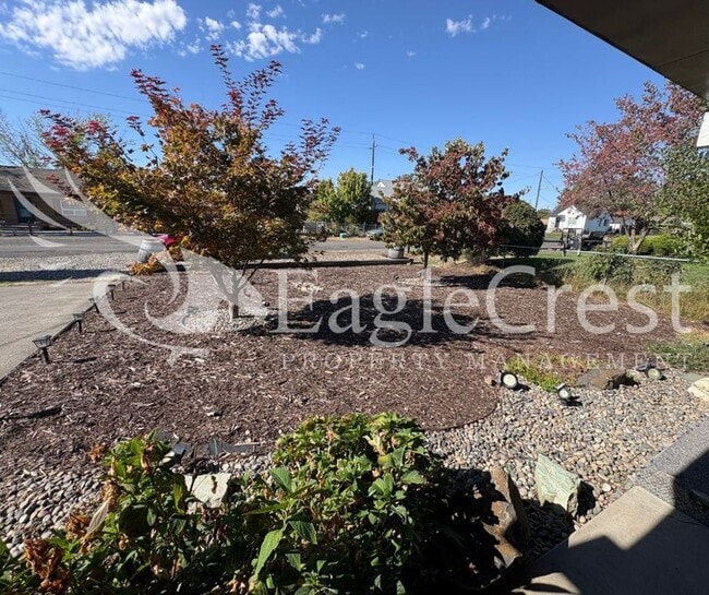 Building Photo - Three Bedroom, One Bathroom Home with Larg...