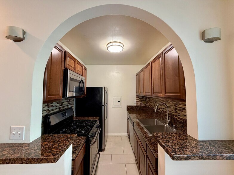 Building Photo - 12618 Pacific Ave