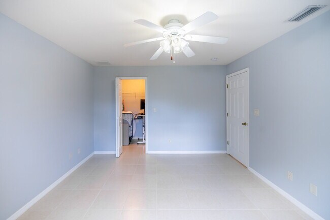 Building Photo - 2624 SW 52nd St