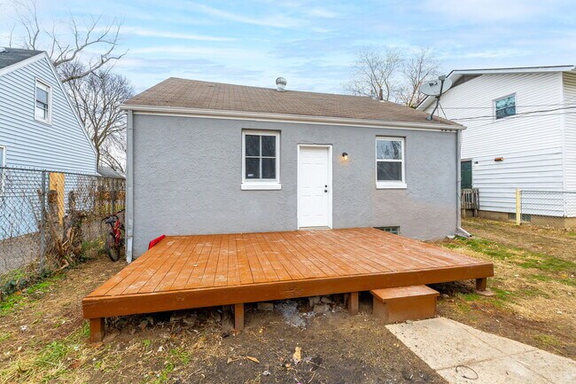 Building Photo - 2243 Safford Ave