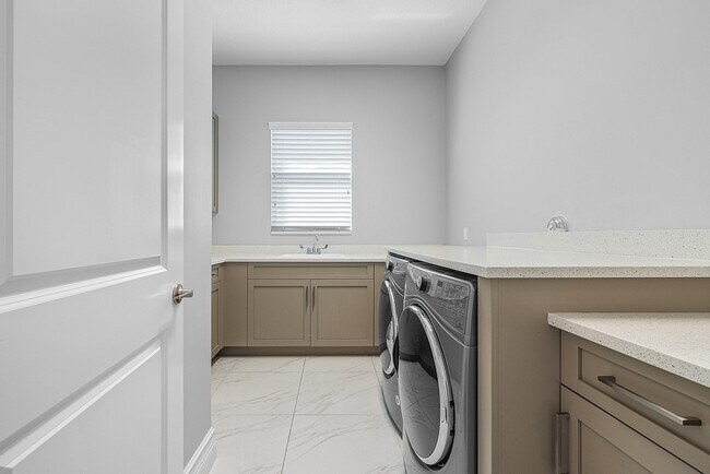 Building Photo - 19863 Meadowside Ln