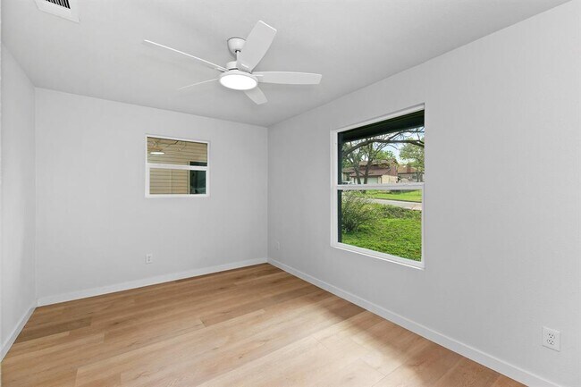 Building Photo - 305 Pecan Ln