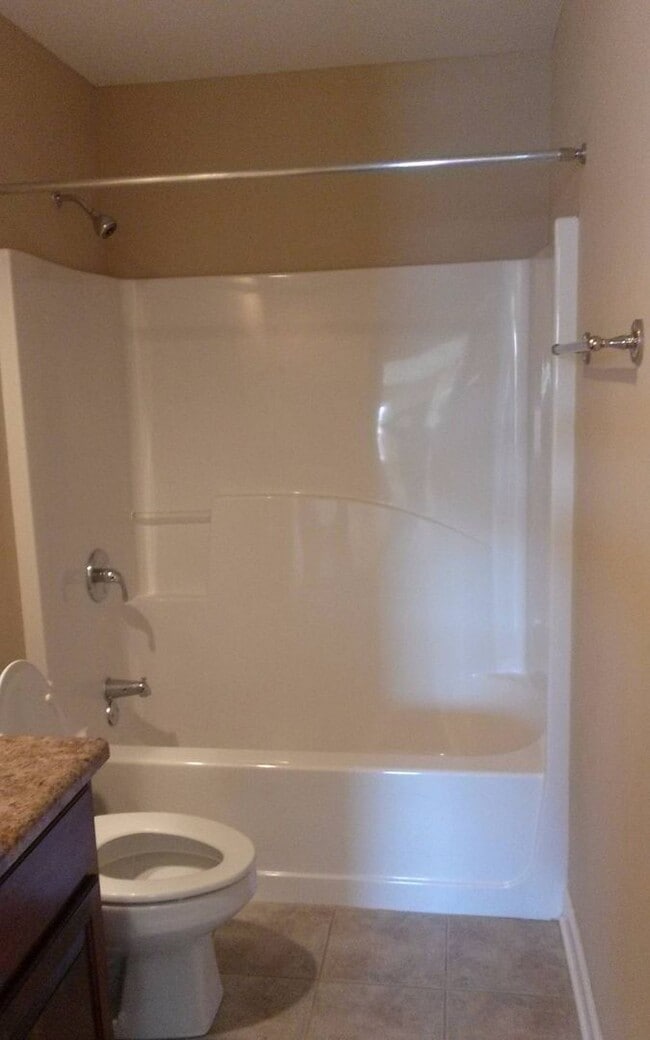 Building Photo - Eagle Landing - End Unit!