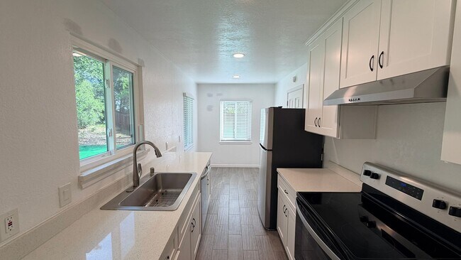 Building Photo - Pleasant Hill! Beautiful remolded 3 bedroom 1 bath single family home excellent neighborhood!