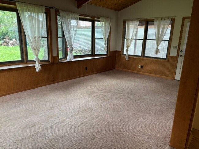 Building Photo - 3 Bedroom, 2 Bath House