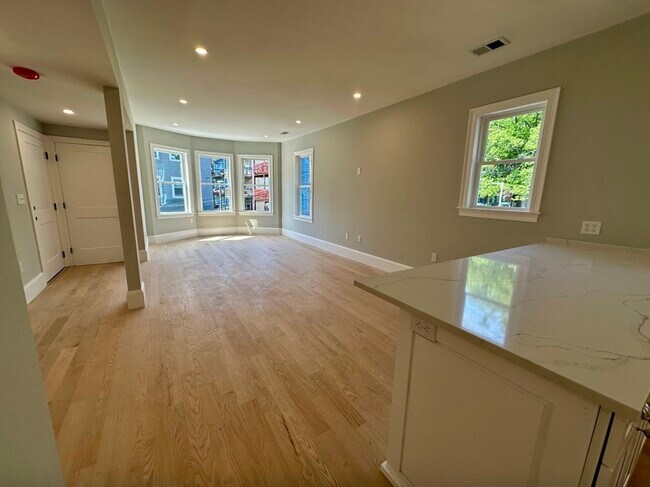 Building Photo - 8 Spalding St