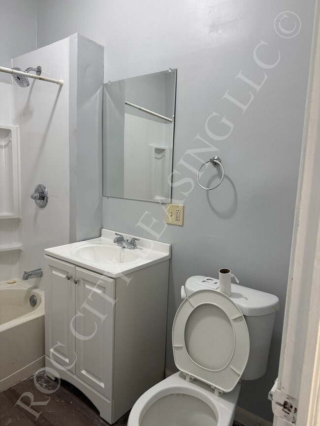 Building Photo - 40 Moulson St