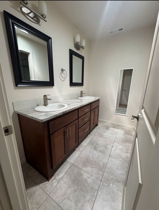 Building Photo - Beautiful 3bd/2bath home