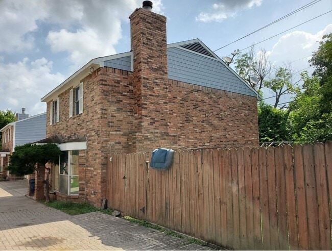 Building Photo - 9201 Carousel Ln