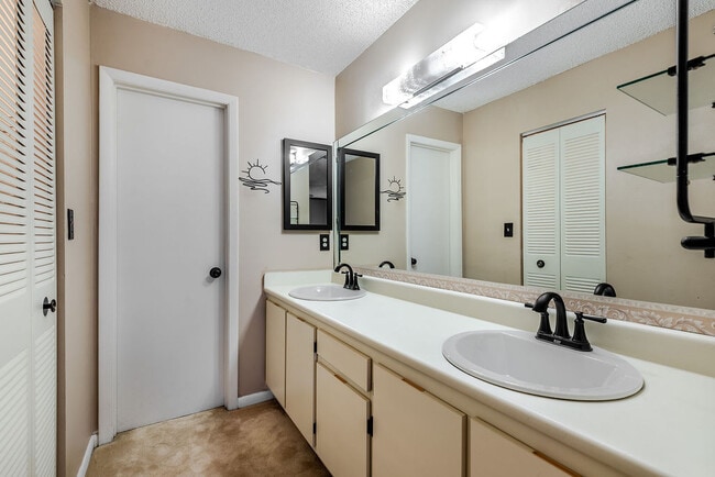 Building Photo - 6378 Moseley St