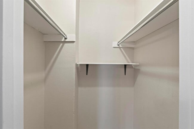 Building Photo - 2425 Ashdale Dr