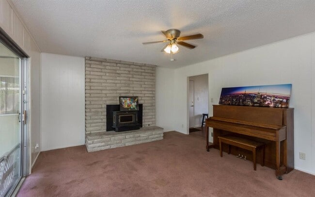 Building Photo - Beautiful 3 Bedroom / 1.5 Bathrooms