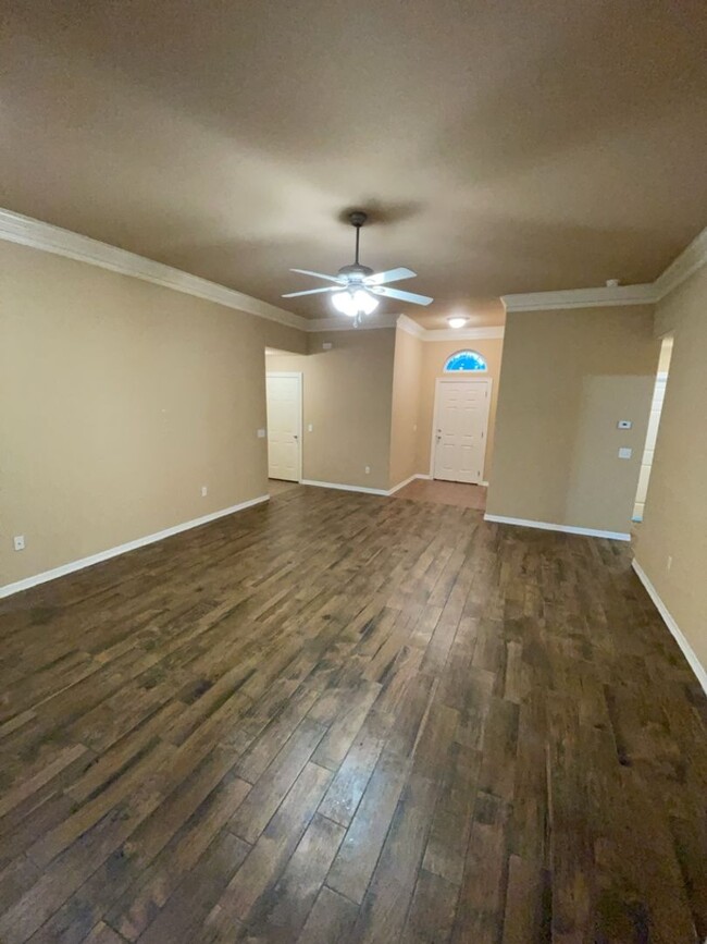 Building Photo - Gorgeous 3 Bedroom 2 Bathroom Single Famil...