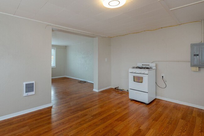 Building Photo - 9041-9049 NE Sandy Blvd