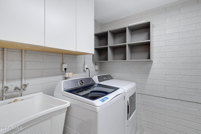 Building Photo - 607 E Encanto Dr