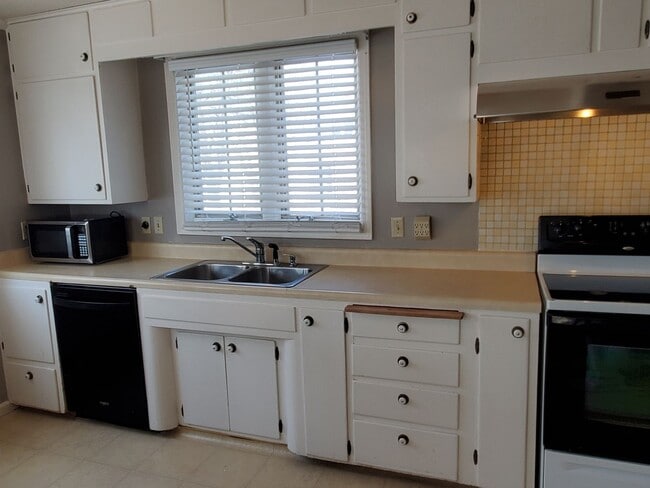 Building Photo - Gorgeous home near Westboro park.