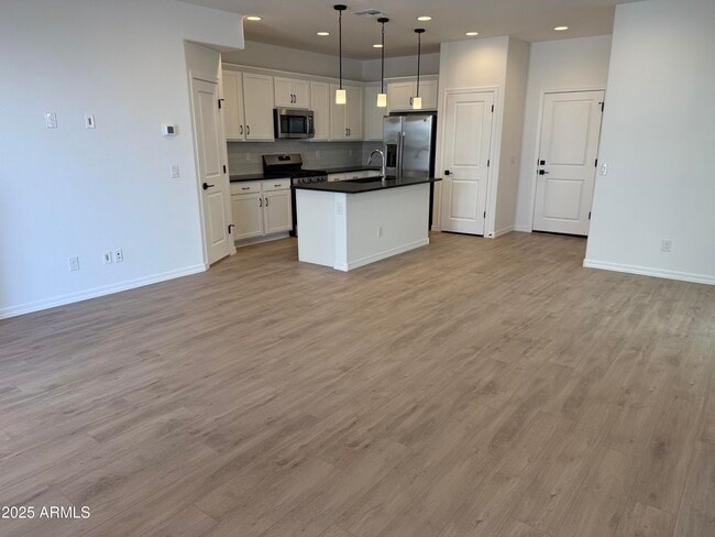 Building Photo - 1223 W Sparrow Dr