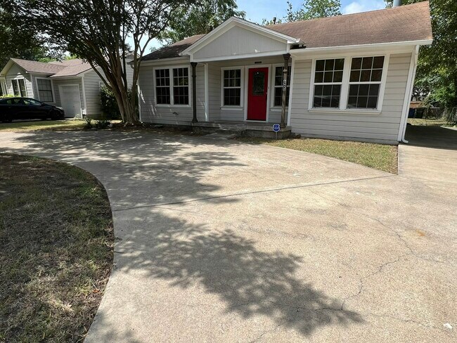 Building Photo - 1313 Casa Vale Dr