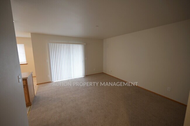 Building Photo - 2 bed 1 bath, top floor apartment in Port Angeles, close to Peninsula College and the Olympic Nat...
