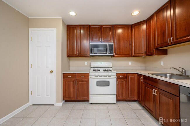 Building Photo - 303 Pinelli Dr
