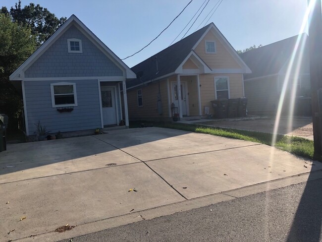 Building Photo - Adorable 2 Bed 1 Bath Home