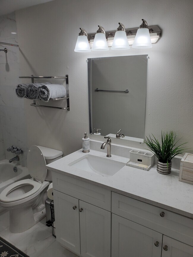 Building Photo - 1161 Lake Ave