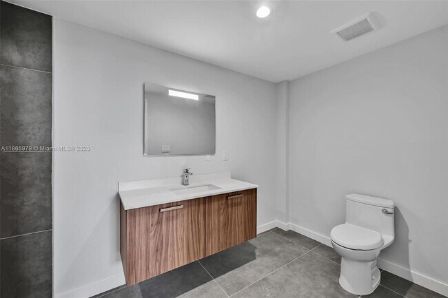 Building Photo - 840 NE 130th St