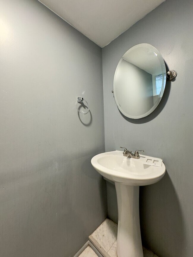 Building Photo - Spacious 3Bed/1.5Bath in Woodlawn