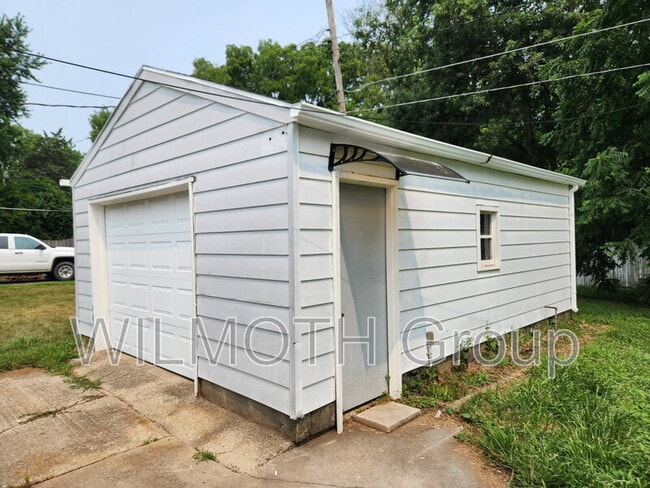 Building Photo - 1902 E 38th St