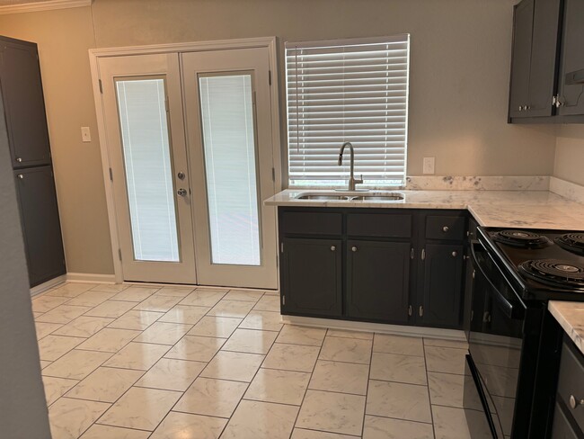 Building Photo - 145 Courtaulds Ave