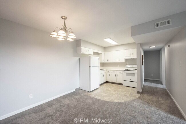 Building Photo - "Charming & Spacious 2-Bedroom Haven in Sh...