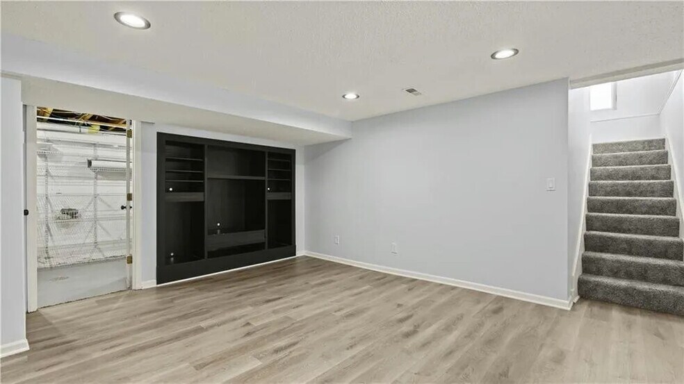 Building Photo - 16400 E 17th St S