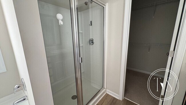 Building Photo - RATE DROP ALERT (was $2400/month) and SUMM...
