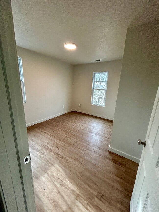 Building Photo - 1423 Mitchell Ave