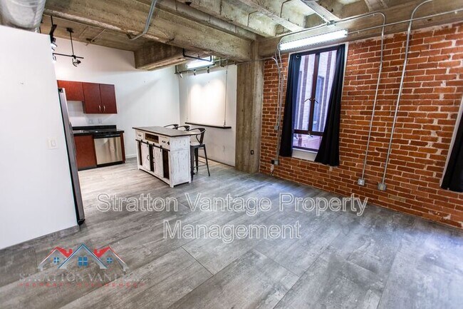 Building Photo - 114 W Adams St