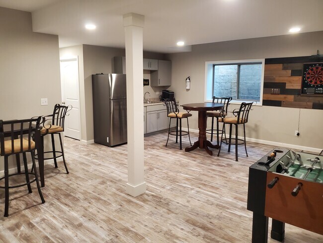 lower level wet bar game area - 1314 Bogey Trl