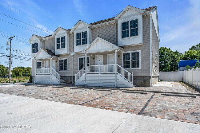 Building Photo - 604 Ocean Rd